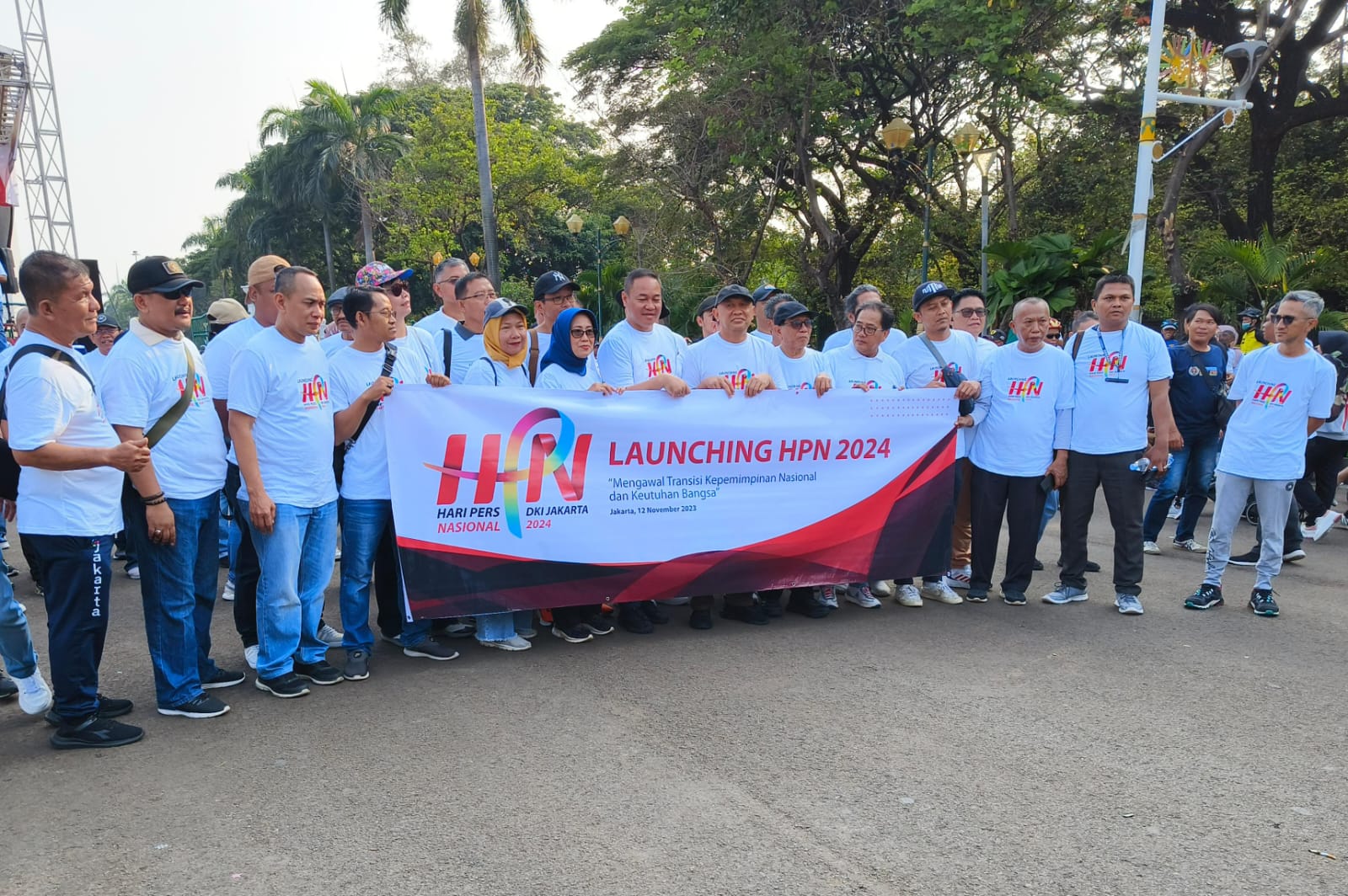Menkop UKM Teten Masduki Ikuti Jalan Santai Launching HPN 2024 di Monas